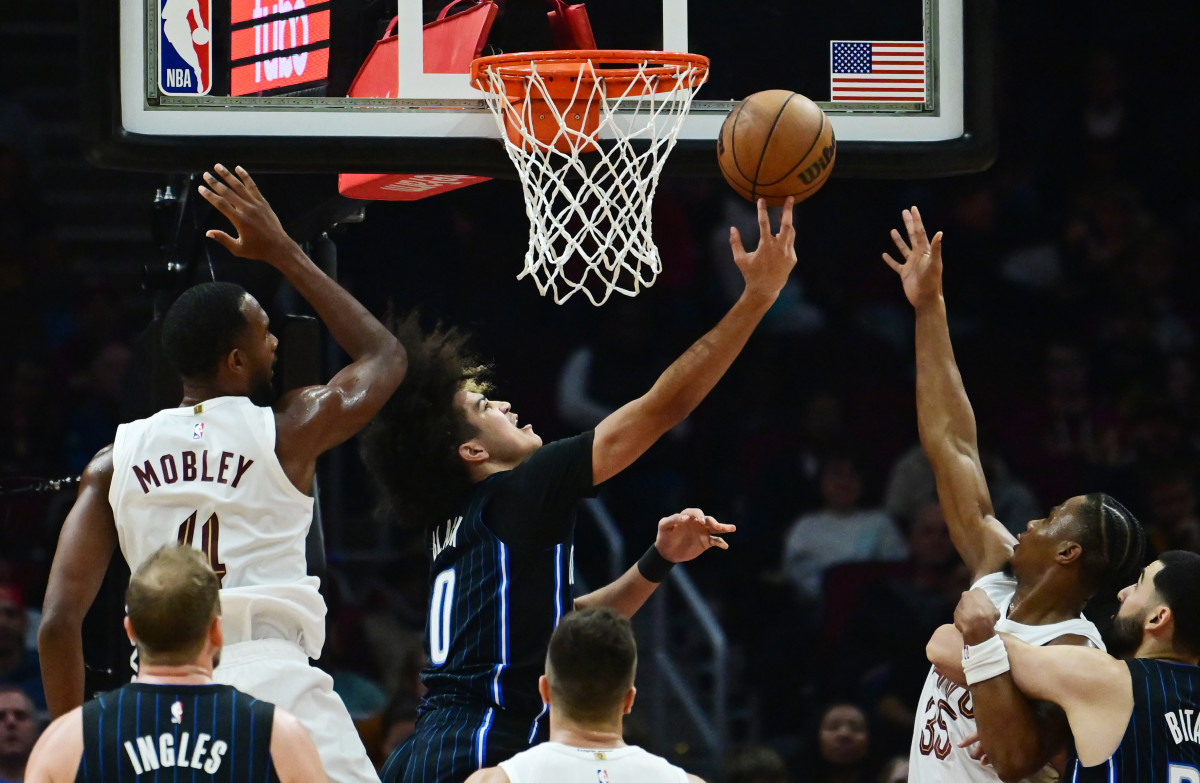 Anthony Black (0) going for a reverse layup.